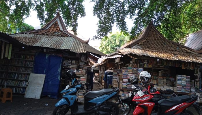Maling Spesialis Buku Beraksi di Gladag Solo: 5 Karung Raib, Koleksi Pramoedya hingga Soekarno Jadi Sasaran