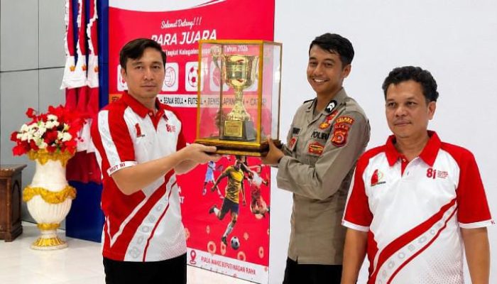 Kadispora Nagan Raya Serahkan Hadiah dan Penghargaan Pada Pemenang Lomba HUT RI ke 81