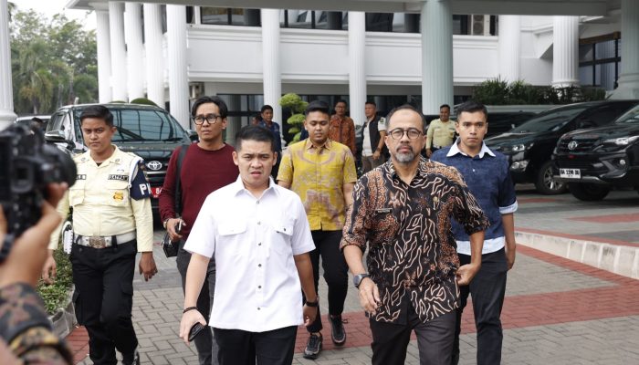 Buruh Gelar Aksi di DPRD Sumbar, Tuntut Perlindungan Kerja dan Hentikan PHK Sepihak