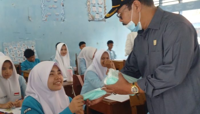 Anggota DPRD Provinsi Sumatera Barat, Daswippetra Salurkan 20 Ribu Masker untuk Warga dan Pelajar Solok di Tengah Kabut Asap