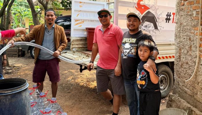 Musim Kemarau Panjang, Tim “Tangki Gajah” PSI Bagikan Air Bersih di Bogor