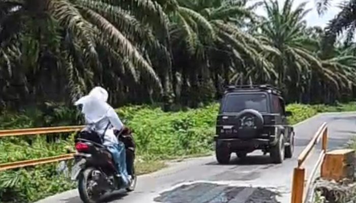 Komitmen salurkan CSR, PT Socfindo Kebun Seumayam Tambal Jalan Berlubang di Darul Makmur 