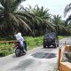 Komitmen salurkan CSR, PT Socfindo Kebun Seumayam Tambal Jalan Berlubang di Darul Makmur 