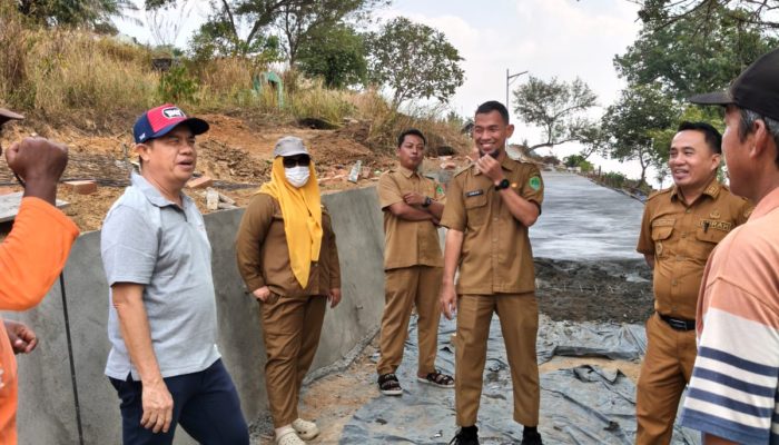 H. Kristian Tinjau Akses Jalan TPU Talang Miring, Dorong Semangat Gotong Royong Warga