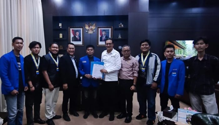 Menuju 2 Tahun DPRD Ogan Ilir: Evaluasi Total Kinerja, Termasuk Penanganan Karhutla” ketua DPRD Ogan Ilir bersama ketua komisi turun langsung menemui masa aksi