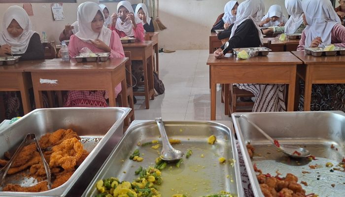 Uji Coba MBG Prasmanan Di SMPN 2 Kandeman Batang, Siswa Antusias Karena Makanan Lebih Hangat